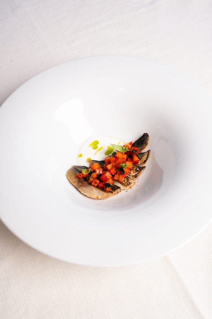 Pesce alla griglia con pomodorini a pezzetti sopra