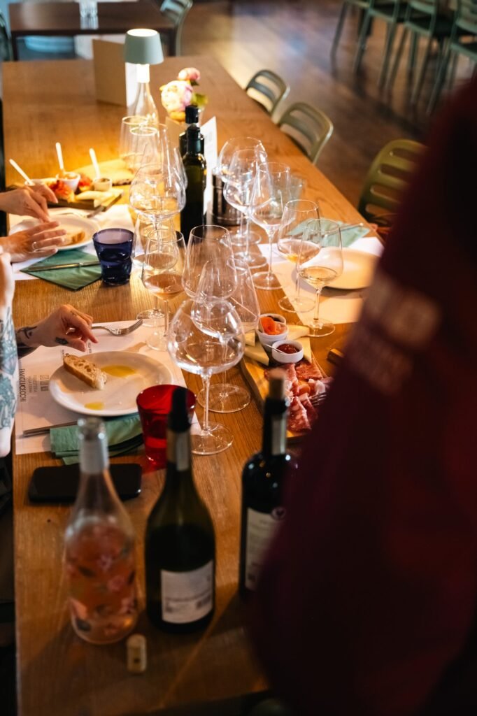 Tavolo della degustazione con calici, bottiglie e taglieri di accompagnamento